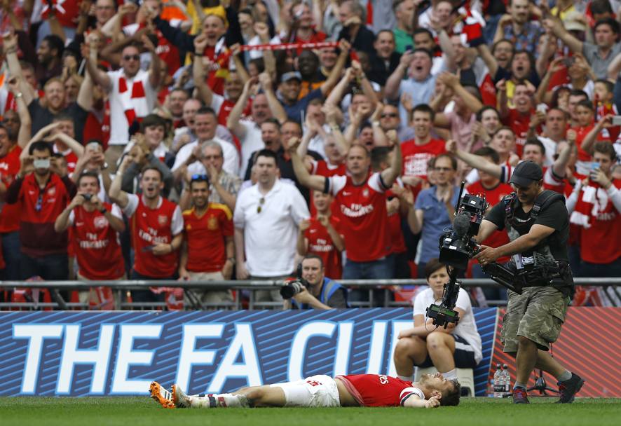 Aaron Ramsey esulta dopo il gol decisivo nella finale di FA Cup: l&#39;Arsenal trionfa dopo 9 anni. Ap